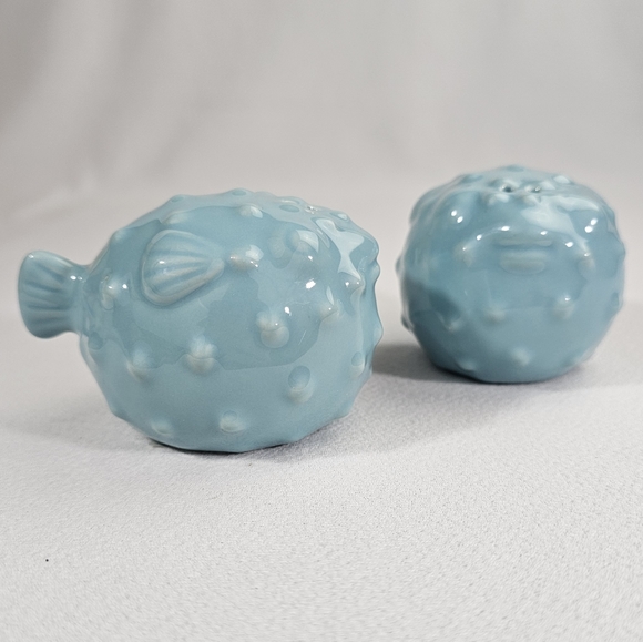 Omniware Blowfish Salt And Pepper Shakers - Picture 1 of 12